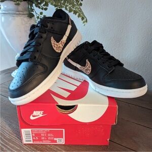 W NIKE DUNK LOW SE
BLACK/MULTI-COLOR-BLACK
NOIR/NOIR/COULEUR MULTIPLE